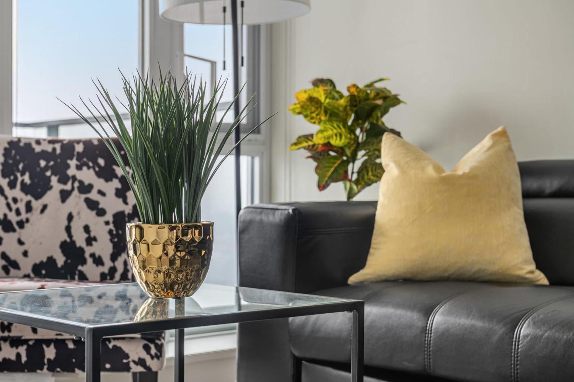 הוילה YYC Stunning 34Th Floor Views, Prime Downtown Location - Near Stampede, Casino, Bars! Free Banff Pass, Parking, Wine! מראה חיצוני תמונה