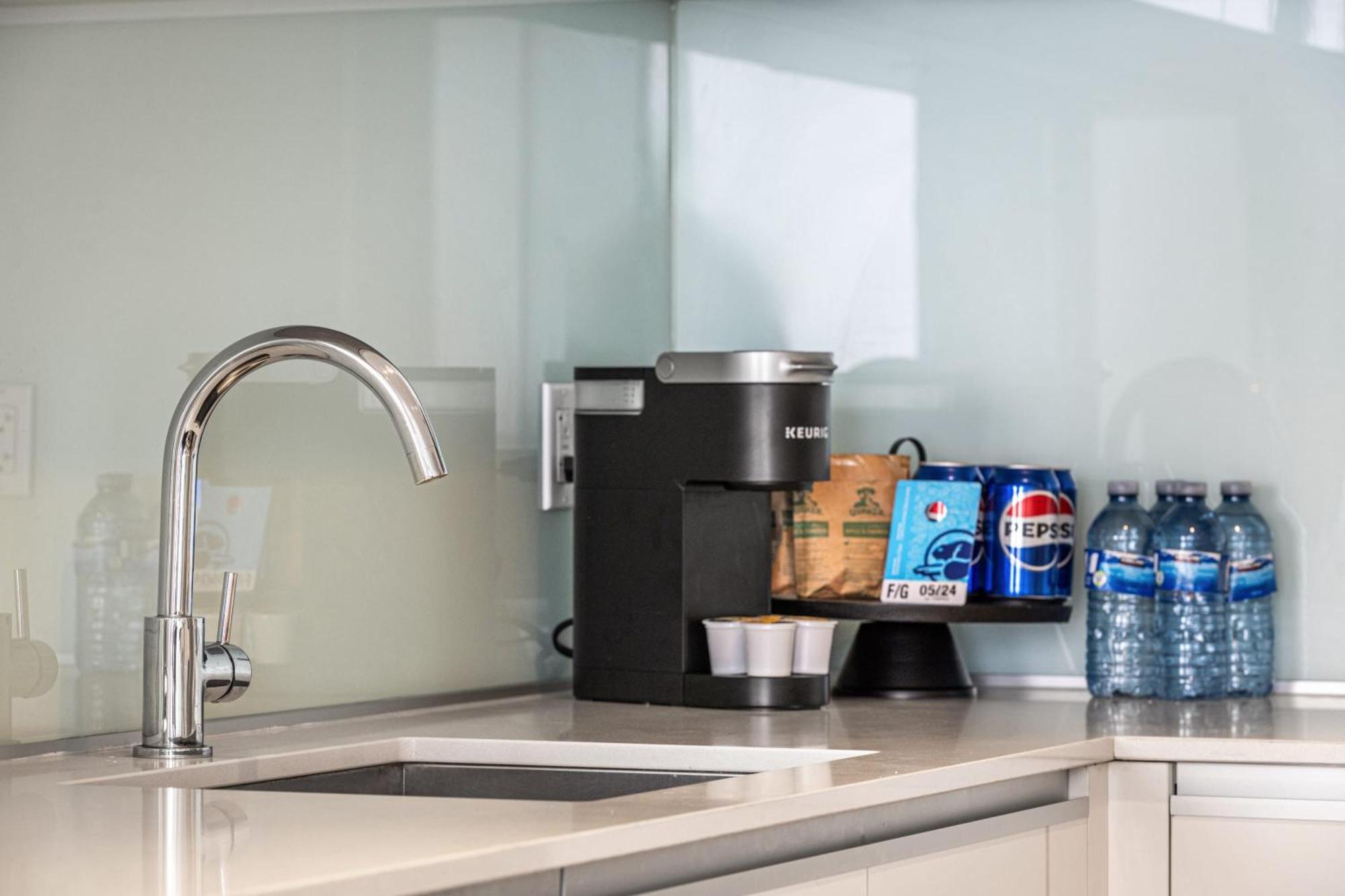הוילה YYC Stunning 34Th Floor Views, Prime Downtown Location - Near Stampede, Casino, Bars! Free Banff Pass, Parking, Wine! מראה חיצוני תמונה
