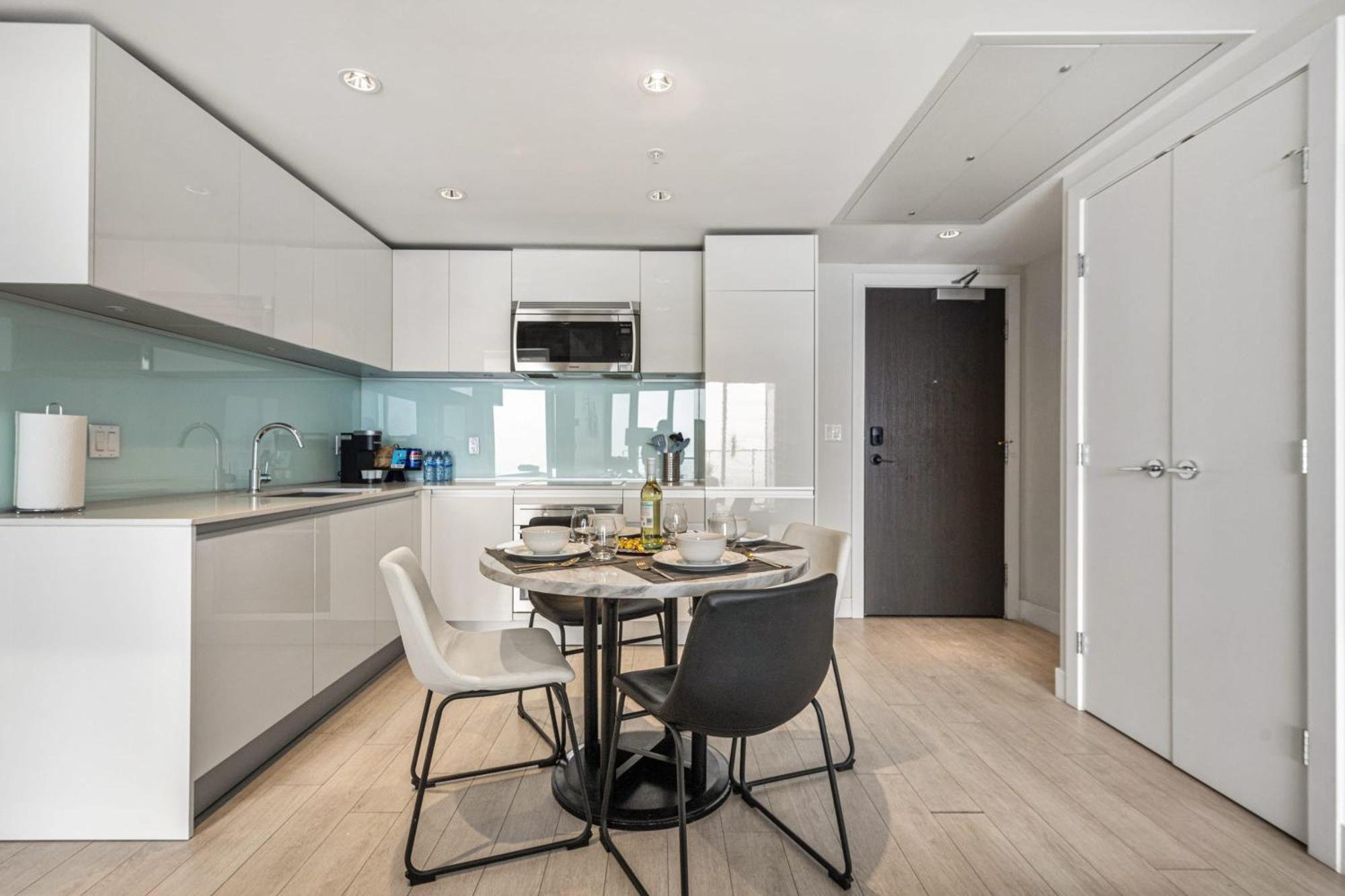 הוילה YYC Stunning 34Th Floor Views, Prime Downtown Location - Near Stampede, Casino, Bars! Free Banff Pass, Parking, Wine! מראה חיצוני תמונה