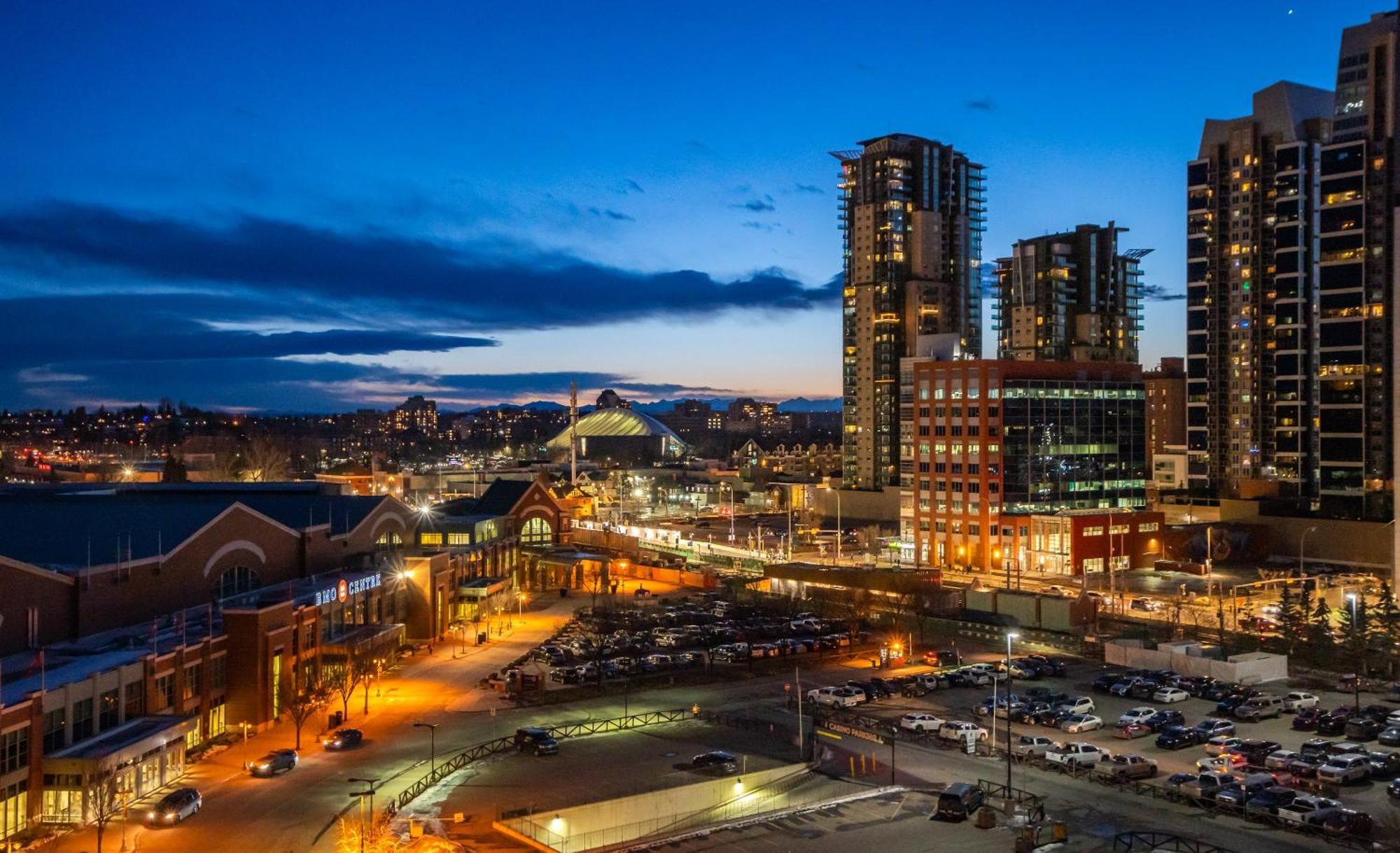 הוילה YYC Stunning 34Th Floor Views, Prime Downtown Location - Near Stampede, Casino, Bars! Free Banff Pass, Parking, Wine! מראה חיצוני תמונה